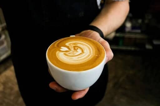 nhân viên pha cà phê và nhân viên pha rượu