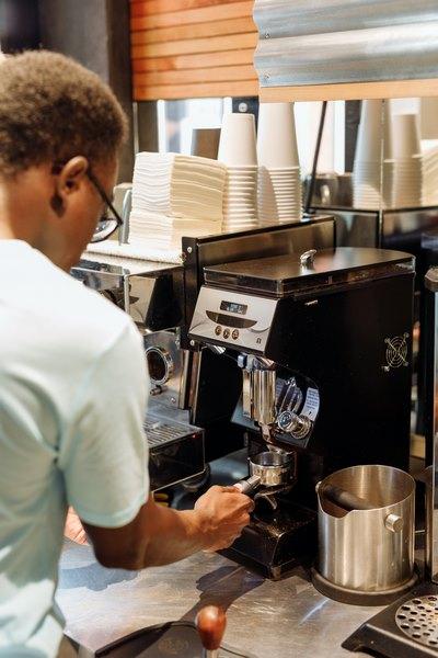 3 lỗi dùng máy pha cà phê khiến tách cafe mất hương thơm