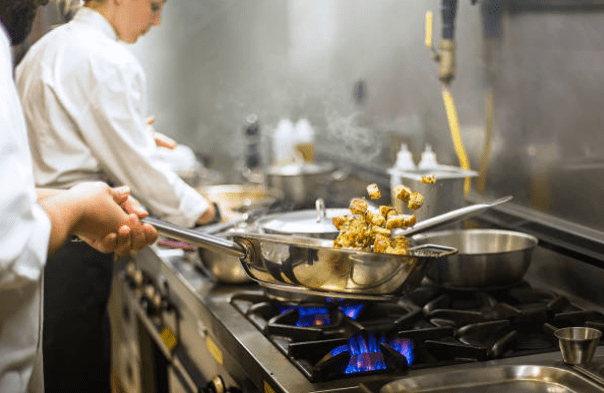 Chú trọng an toàn lao động nhân viên bếp khách sạn – nhà hàng