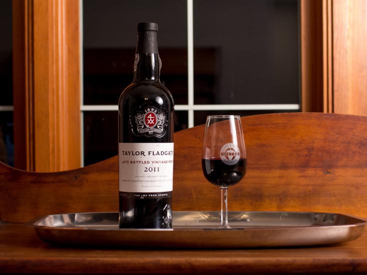 Khám phá sự khác biệt và so sánh Port Wine và Sherry