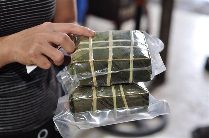 Nghệ thuật gói bánh chưng độc đáo từ lá chuối tự nhiên