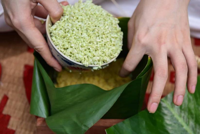 Nghệ thuật gói bánh chưng độc đáo từ lá chuối tự nhiên