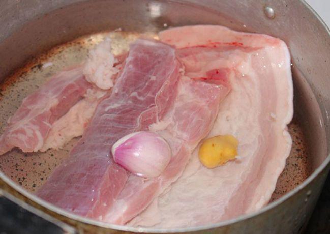 Cách làm thịt lợn luộc giòn sần sật cực hấp dẫn