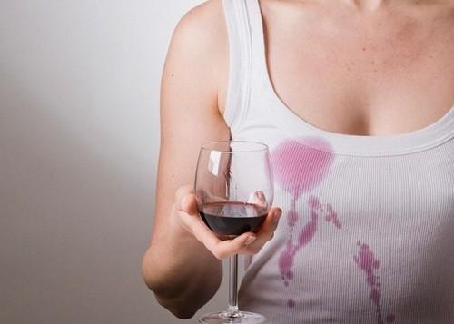 Bí quyết xóa sạch vết rượu vang đỏ trên đồ vải