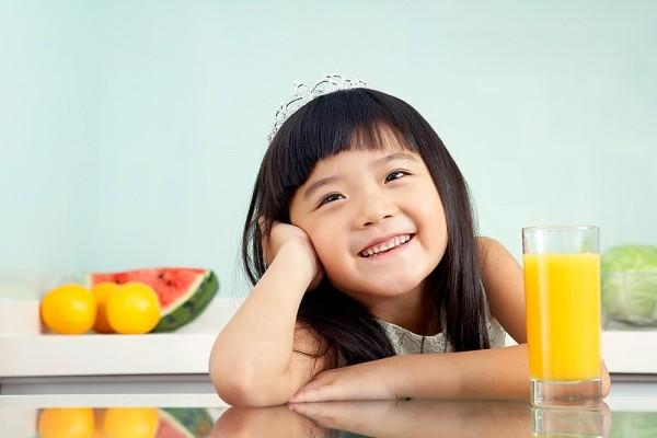Mẹ có biết khi nào cho bé uống nước ép trái cây thì phù hợp nhất?