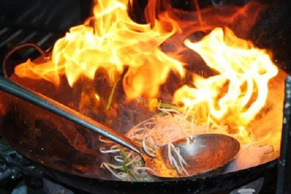 Giải Pháp Hiệu Quả Loại Bỏ Mùi Thức Ăn Cháy cho Bếp Nhà Hàng