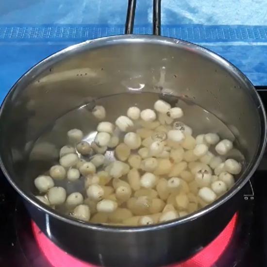 Nấu chè bạch quả hạt sen đơn giản và ngon miệng