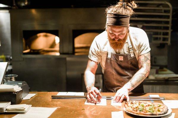 Điều gì làm cho Nam giới dễ dàng trở thành Bếp trưởng Nhà hàng - Khách sạn?