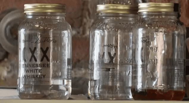 Đối Diện Moonshine và Vodka: Sự Khác Biệt Ra Sao?