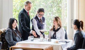 Tìm hiểu tất tần tật về Hospitality industry là gì